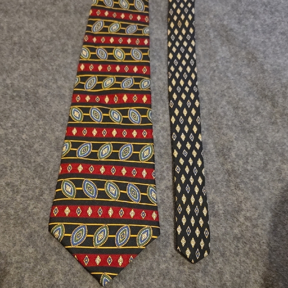Tommy Hilfiger Red and Gold Patterned Tie - Picture 2 of 4